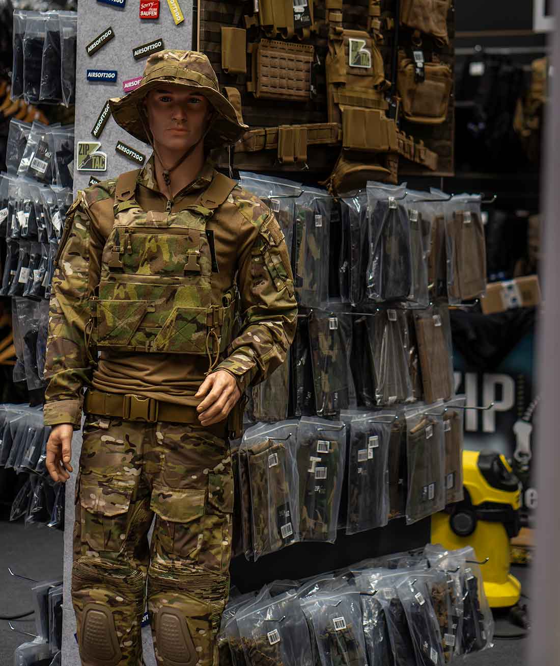 Eine Schaufensterpuppe trägt Militärkleidung