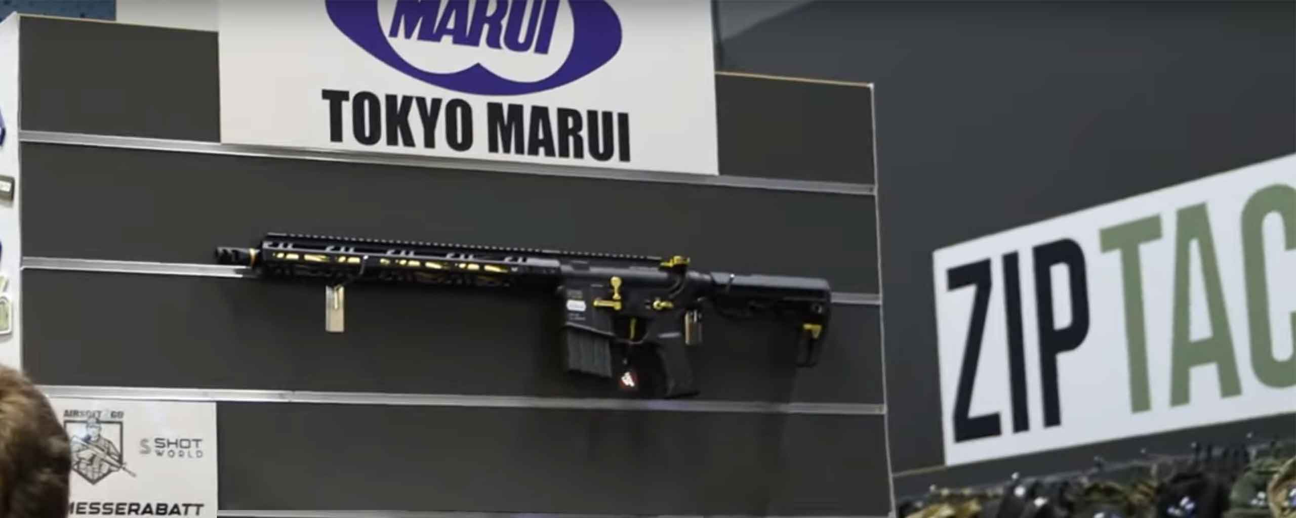 Ein Airsoftgewehr hängt an einer Wand
